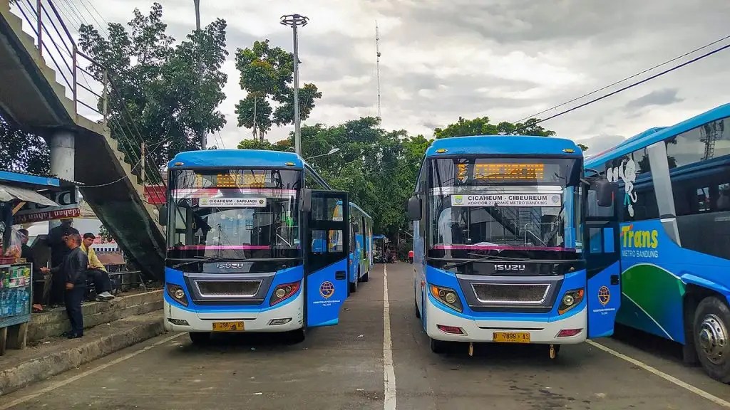 Bandung angkot java cicaheum passengers indonesia jl indonesian dago