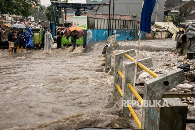 Bandung flood caused administration burst dike denies agus antara pasteur floodwater jl trapped fatality vehicles seen monday one