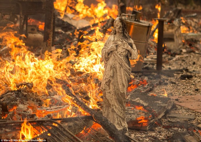 Patung yesus terbakar di amerika