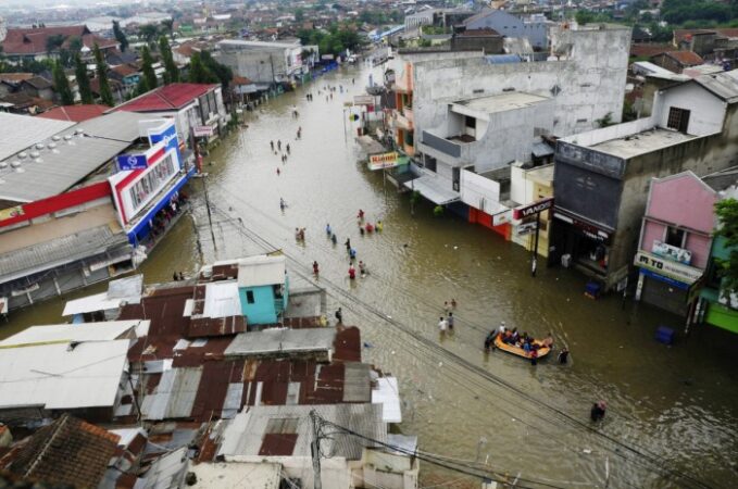 Bandung flood caused administration burst dike denies agus antara pasteur floodwater jl trapped fatality vehicles seen monday one