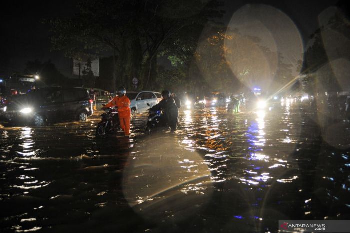 Banjir bandung detiknews jumat wib diangkut