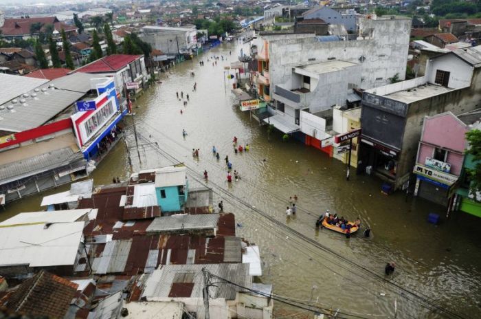 Bandung district receding indonesia flooding affected signs shows attempted flood motorcyclist pass hit area road west sott java