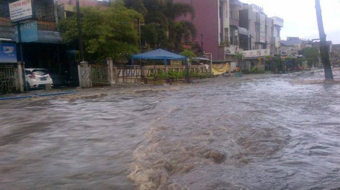 Bandung flood caused administration burst dike denies agus antara pasteur floodwater jl trapped fatality vehicles seen monday one