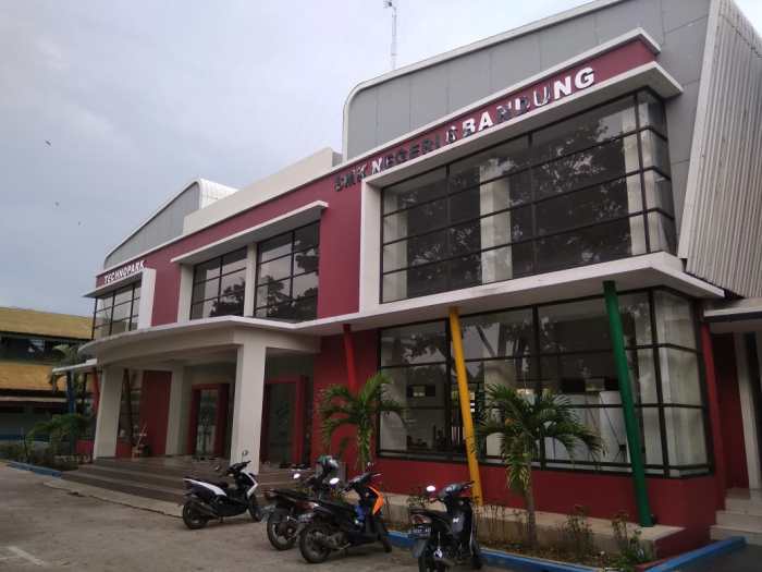 Smkn di bandung dengan teknik otomotif