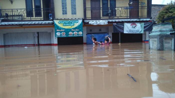 Bandung district receding indonesia flooding affected signs shows attempted flood motorcyclist pass hit area road west sott java