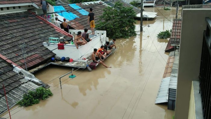 Jakarta flood kills rains heavy after flooding floodwaters jatinegara belongings carries indonesia across area man his