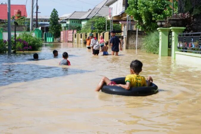 Anak terbawa arus banjir bandung